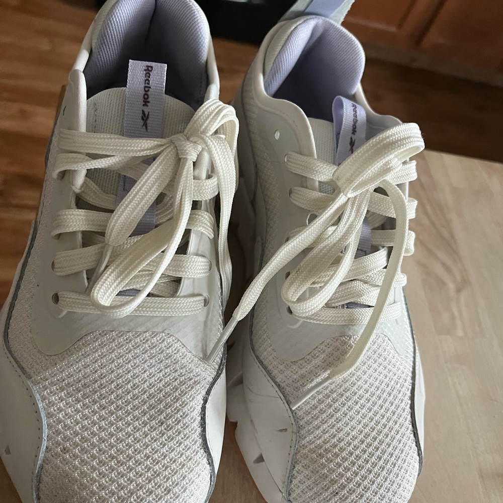 Women’s Reebok tennis shoes